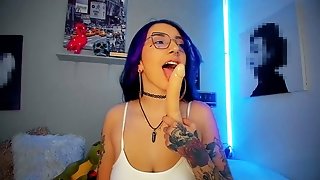 Sexy Colombian Otaku Webcamer Showcases Her Capability To Gag On Big Shafts As They Run Down Her Jaws And Make Her Gag
